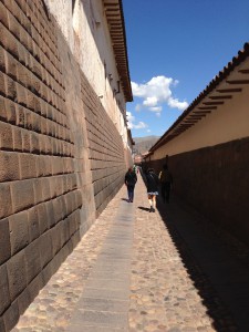 クスコの路地 この壁も石畳も古代インカ時代に作られたそうです。
